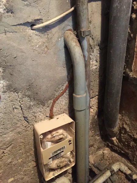 Piège avec appât dans un garage avec cordon de termites en activité à SAINT ESTEPHE