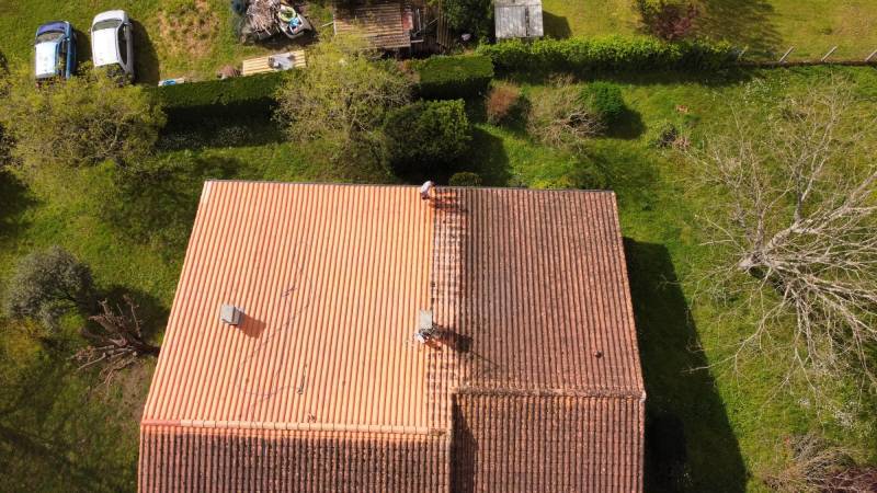 Photo prise avec un drone pendant un nettoyage de toiture sur le secteur du Blayais