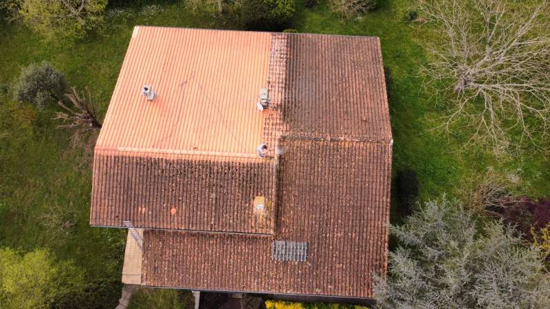Traitement anti mousse toiture tuiles Gujan Mestras intervention professionnelle